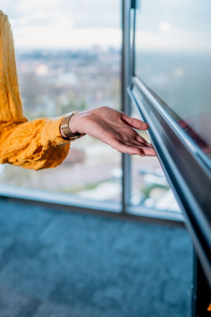 Vogel's RISE 2000B Motorized Display Floor-Wall Lift DirectControl Black