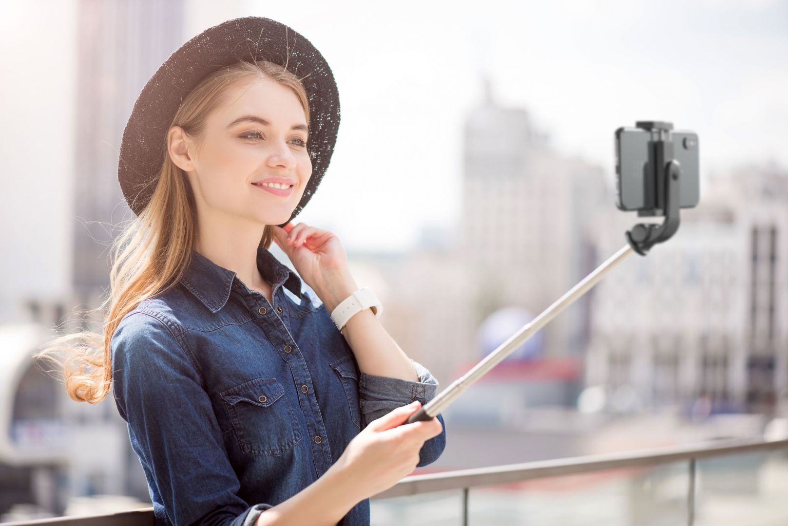 Cellularline Bluetooth selfie stick Freedom with tripod function Black